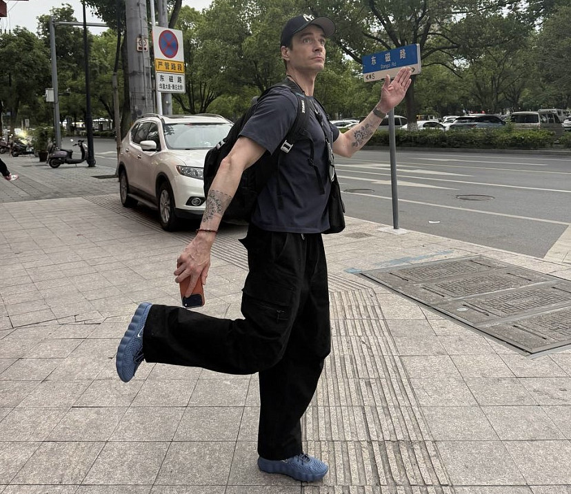 Популярный актер из Саратова заинтриговал поклонников внезапной поездкой в Китай