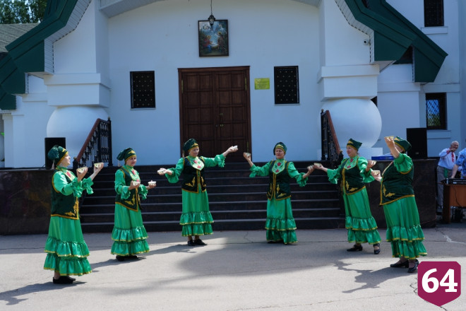 Гостей саратовского храма угощали блюдами народов России