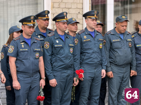 В Саратове увековечили память погибших на пожаре сотрудников МЧС